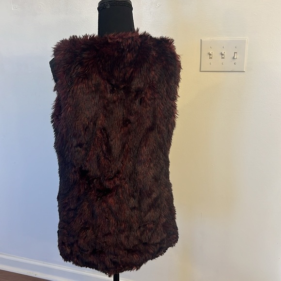 Ms Jane Faux Fur Vest - Picture 6 of 8